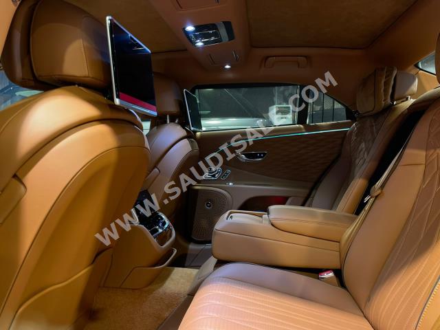 2020 بنتلي كونتيننتل فلاينج سبير الاصدار الاول