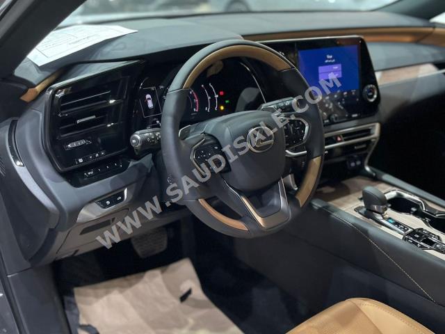 2024 لكزس أر إكس 350