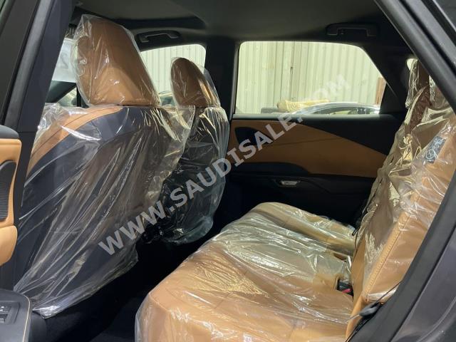 2024 لكزس أر إكس 350