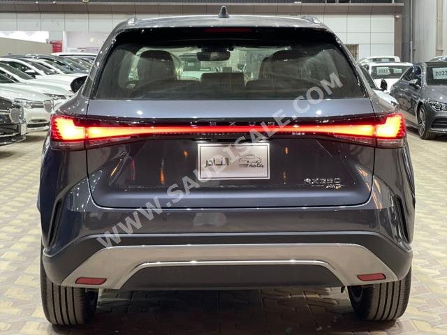 2024 لكزس أر إكس 350