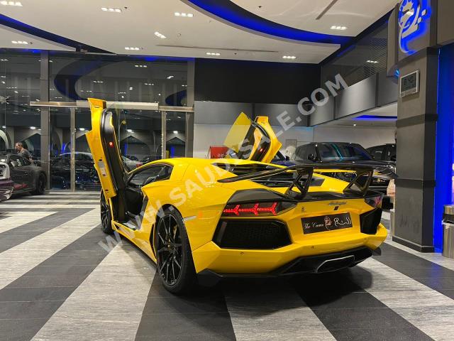 2015 لمبرجيني افنتادور