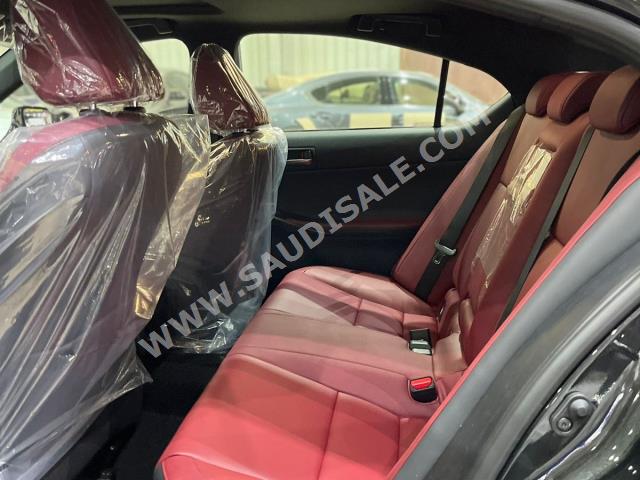 2024 لكزس إي إس 300