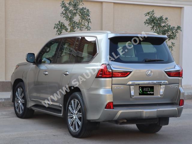 2017 لكزس إل إكس 570