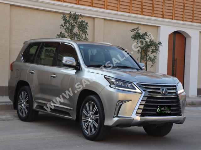 2017 لكزس إل إكس 570