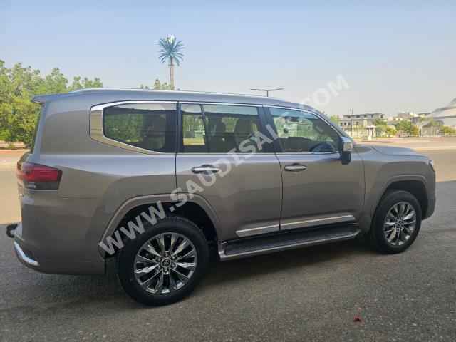 2023 تويوتا لاند كروزر في اكس