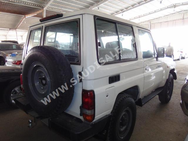 2010 تويوتا لاند كروزر ربع