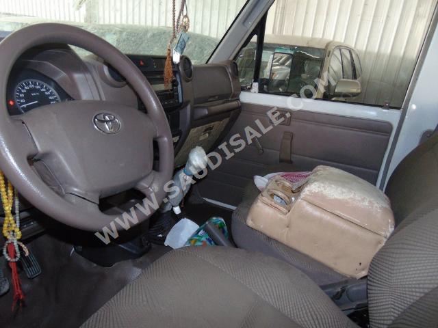 2010 تويوتا لاند كروزر ربع