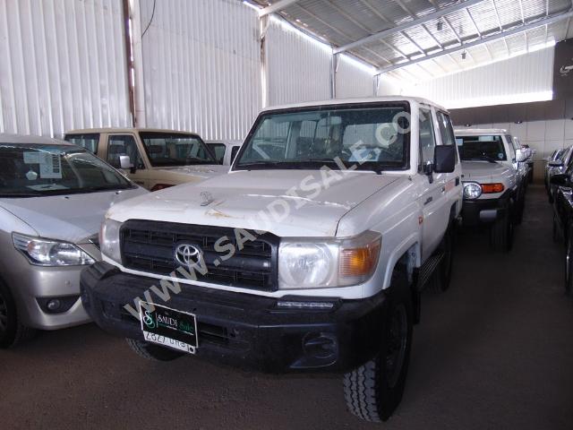 2010 تويوتا لاند كروزر ربع