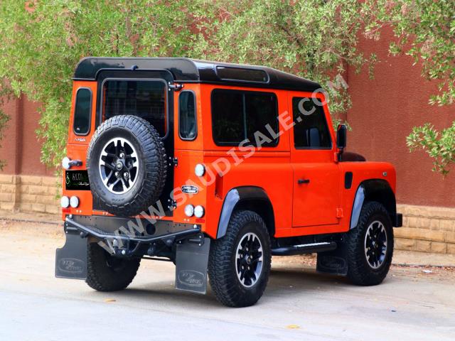 2016 لاند روفر ديفيندر 90