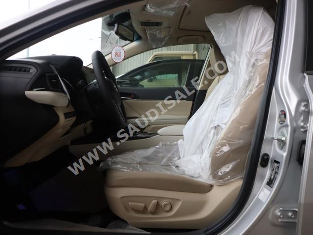 2023 تويوتا كامري جي ال اي