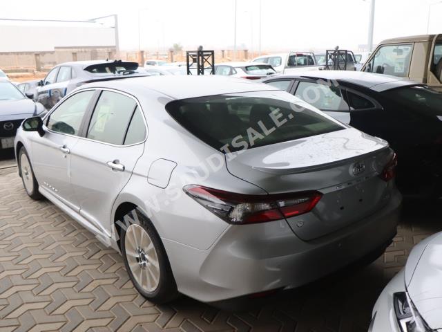 2023 تويوتا كامري جي ال اي