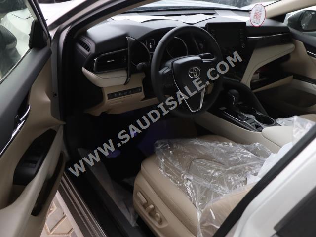 2023 تويوتا كامري جي ال اي