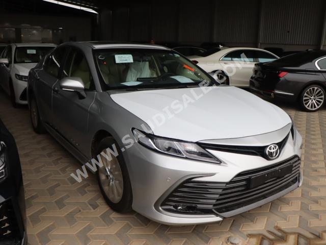 2023 تويوتا كامري جي ال اي