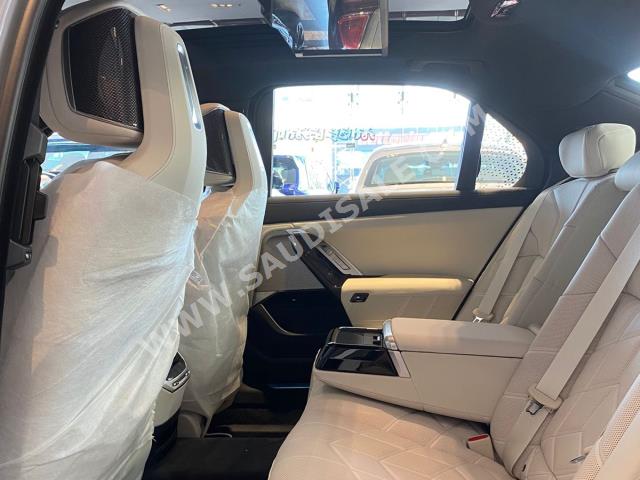 2024 بي ام دبليو الفئة السابعة 735 إل أي