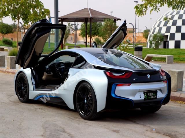 2015 بي ام دبليو 8 أي