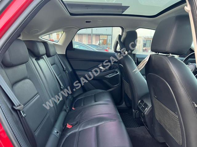 2020 جاكوار اي-بيس