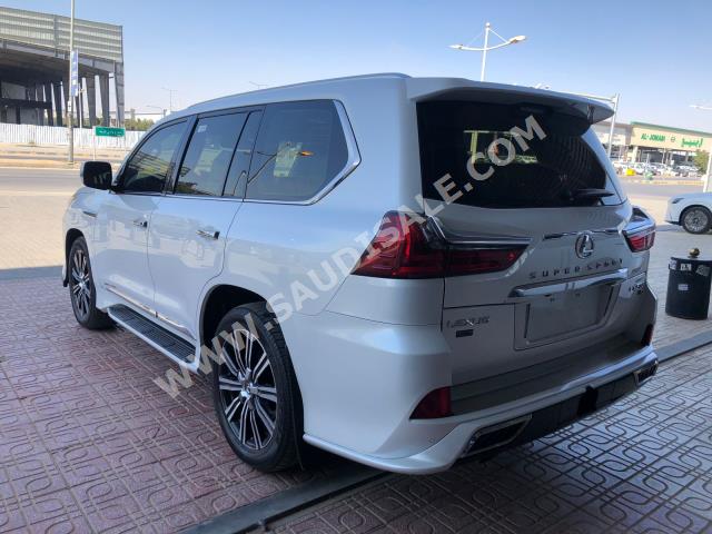 2021 لكزس إل إكس 570 اس