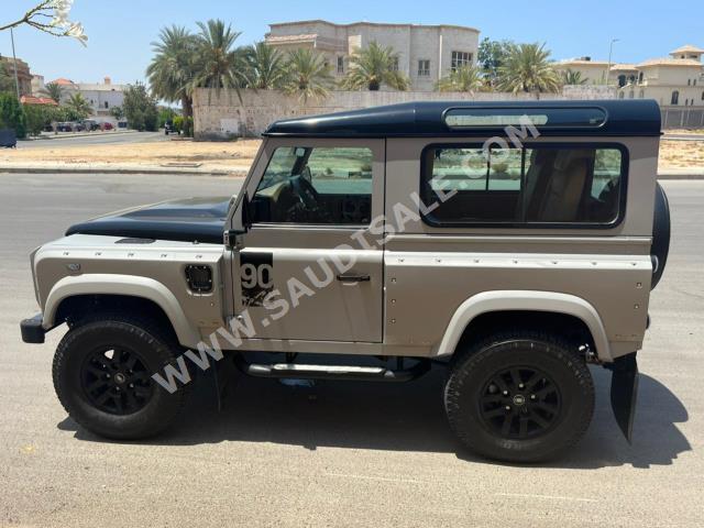 2016 لاند روفر ديفيندر