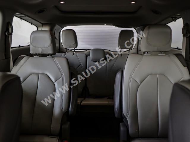 2018 كرايسلر باسيفيكا