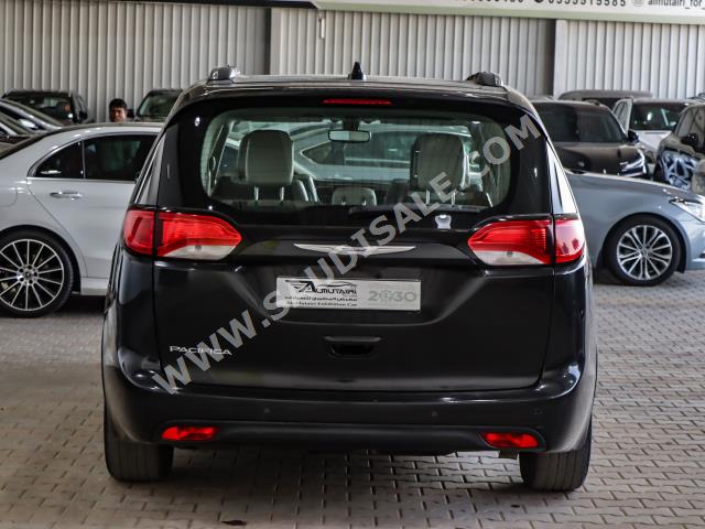 2018 كرايسلر باسيفيكا