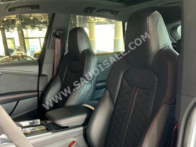 2023 اودي ار اس كيو 8