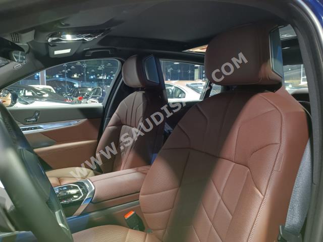 2023 بي ام دبليو الفئة السابعة 735 إل أي