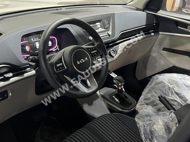 2023 كيا كارنز