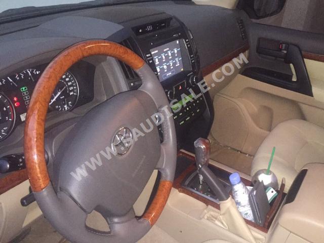 2013 تويوتا لاند كروزر جي اكس ار