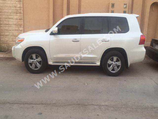 2013 تويوتا لاند كروزر جي اكس ار