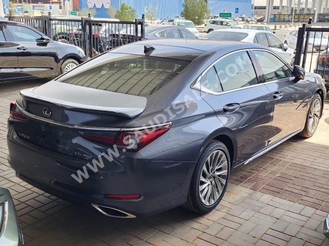2023 لكزس إي إس 350