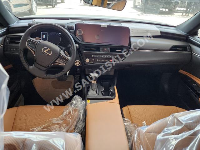 2023 لكزس إي إس 350