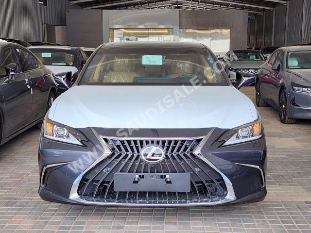 2023 لكزس إي إس 350