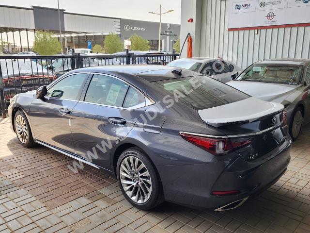 2023 لكزس إي إس 350