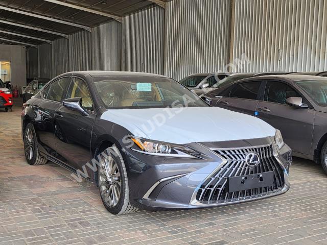 2023 لكزس إي إس 350