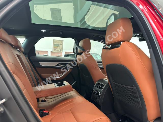 2022 جاكوار اف-بيس