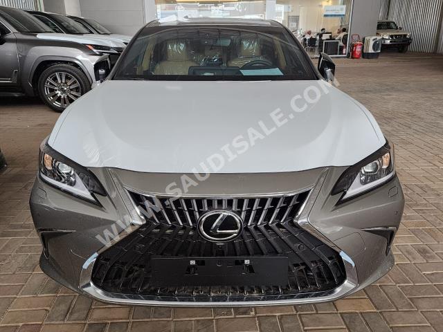 2023 لكزس إي إس 300إتش