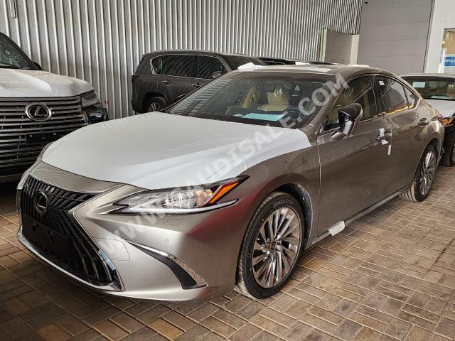 2023 لكزس إي إس 300إتش