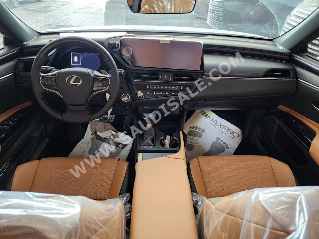 2023 لكزس إي إس 300إتش