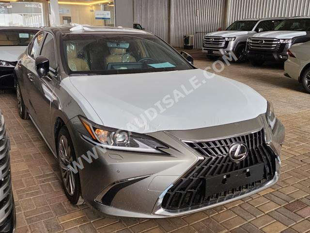 2023 لكزس إي إس 300إتش