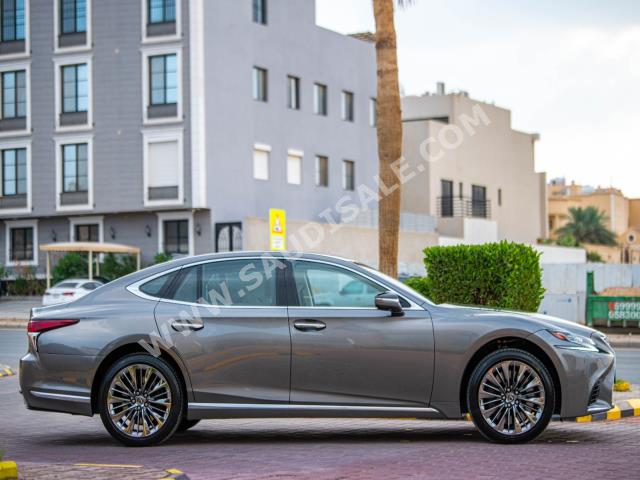 2018 لكزس إل إس 500