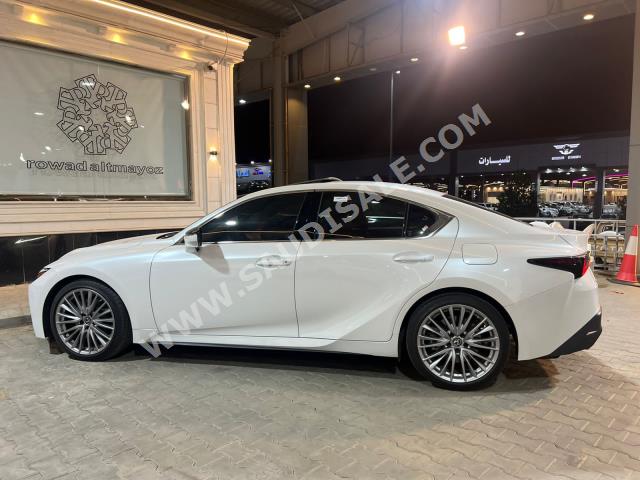 2022 لكزس إي إس 350