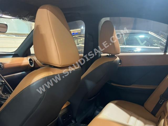 2022 لكزس إي إس 350