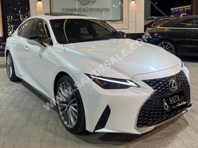 2022 لكزس إي إس 350