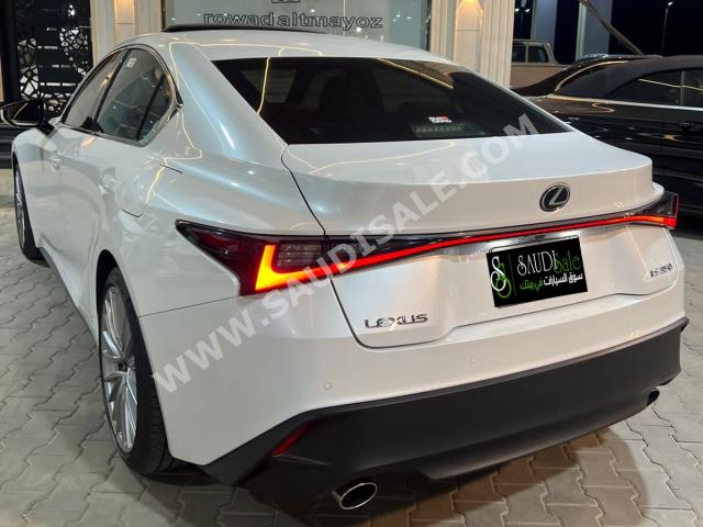 2022 لكزس إي إس 350