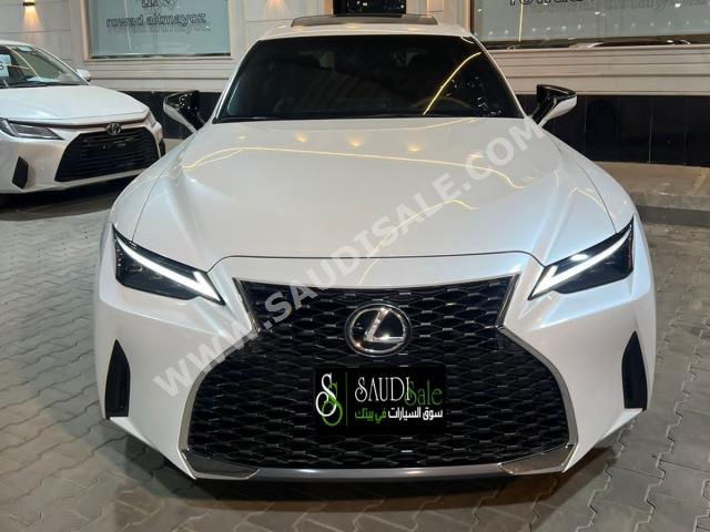 2022 لكزس إي إس 350