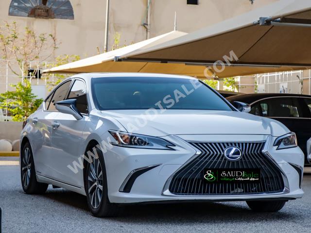 2019 لكزس إي إس 300