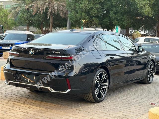 2024 بي ام دبليو الفئة السابعة 735أي
