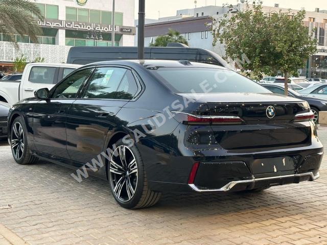 2024 بي ام دبليو الفئة السابعة 735أي