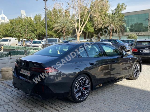 2024 بي ام دبليو الفئة الخامسة 520 أي