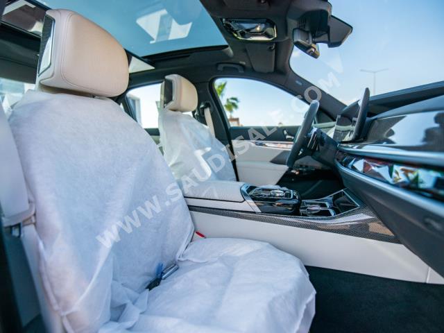 2024 بي ام دبليو الفئة السابعة 735أي